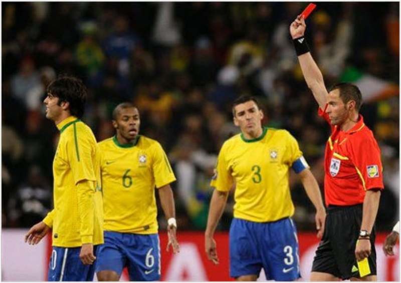 NET88 Trọng tài rút thẻ đỏ Kaka bị bắn chết câu chuyện này ra sao?